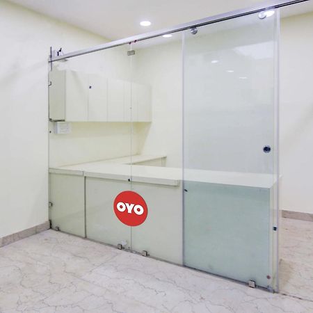 Oyo White House Hotel Noida Exterior photo