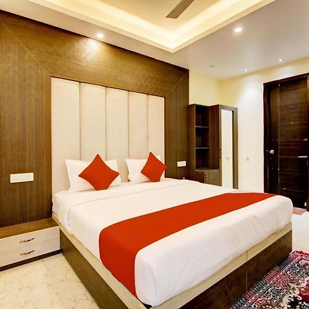 Oyo White House Hotel Noida Exterior photo