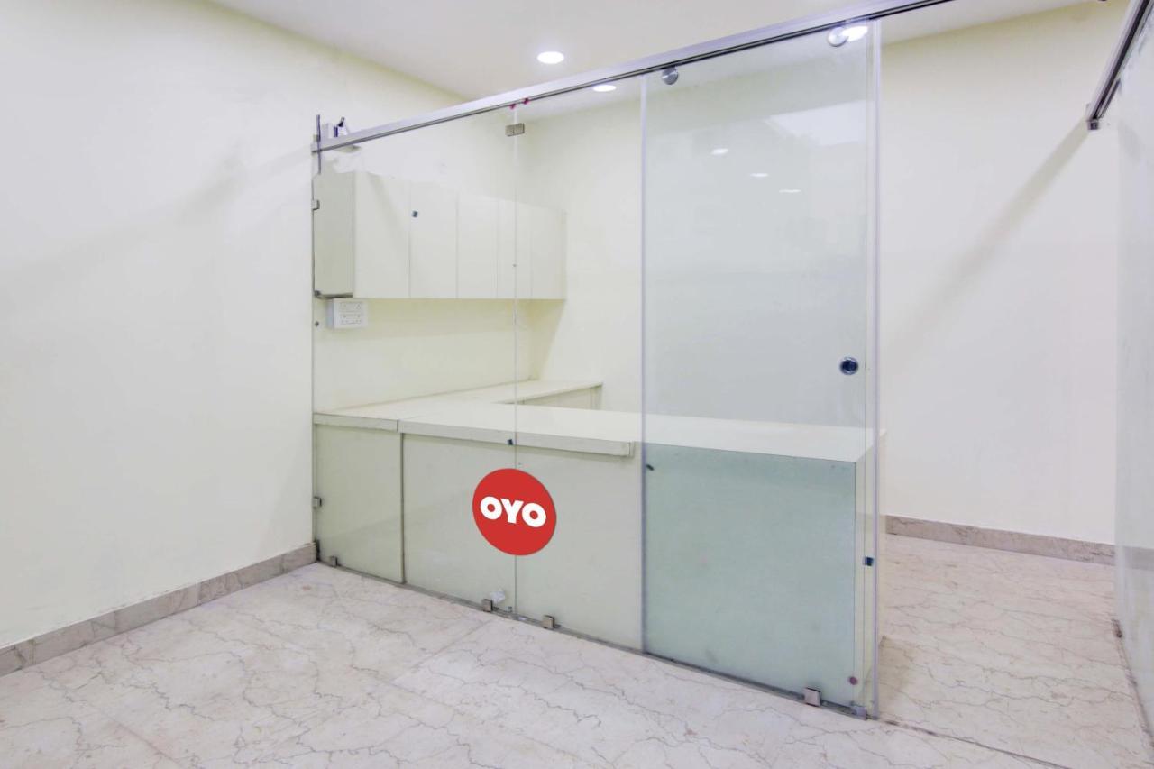 Oyo White House Hotel Noida Exterior photo