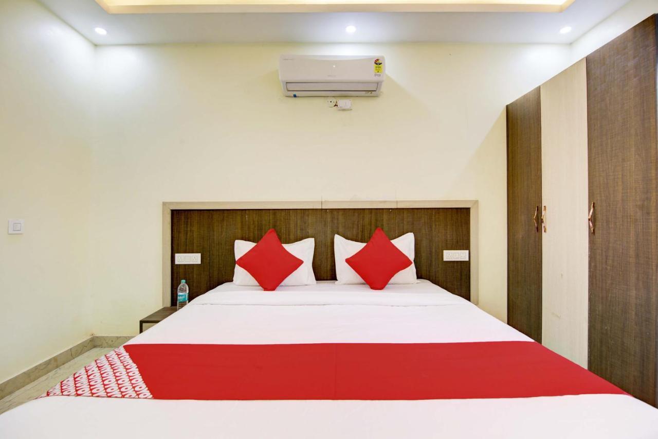 Oyo White House Hotel Noida Exterior photo