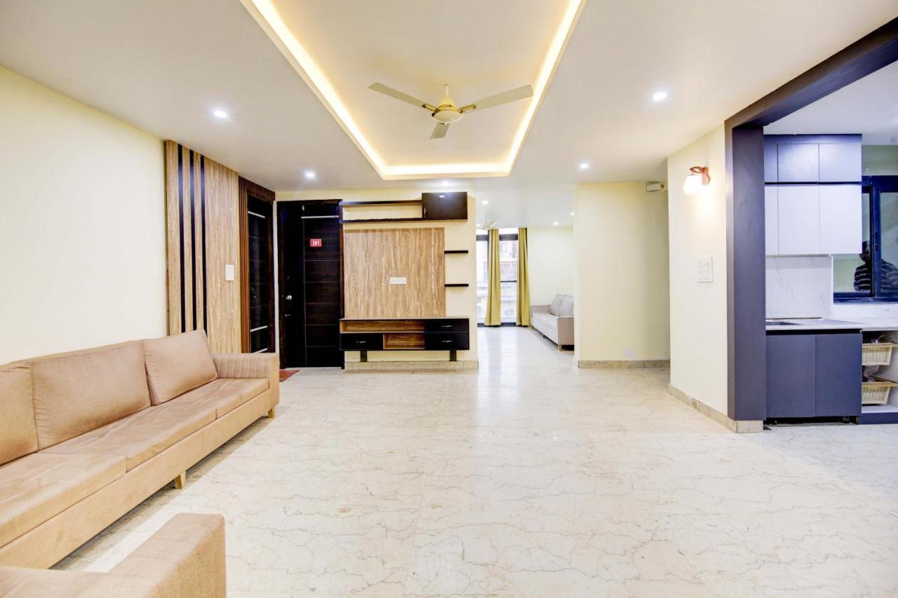 Oyo White House Hotel Noida Exterior photo