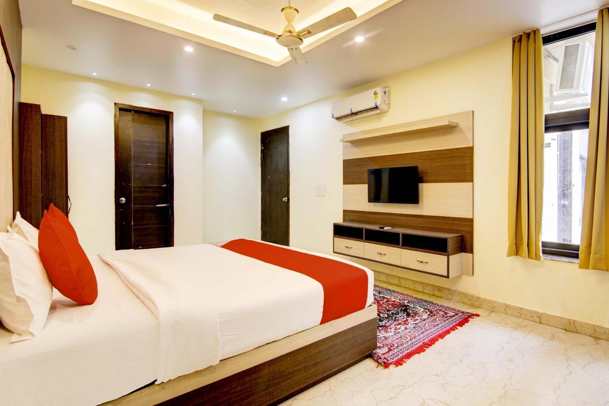 Oyo White House Hotel Noida Exterior photo