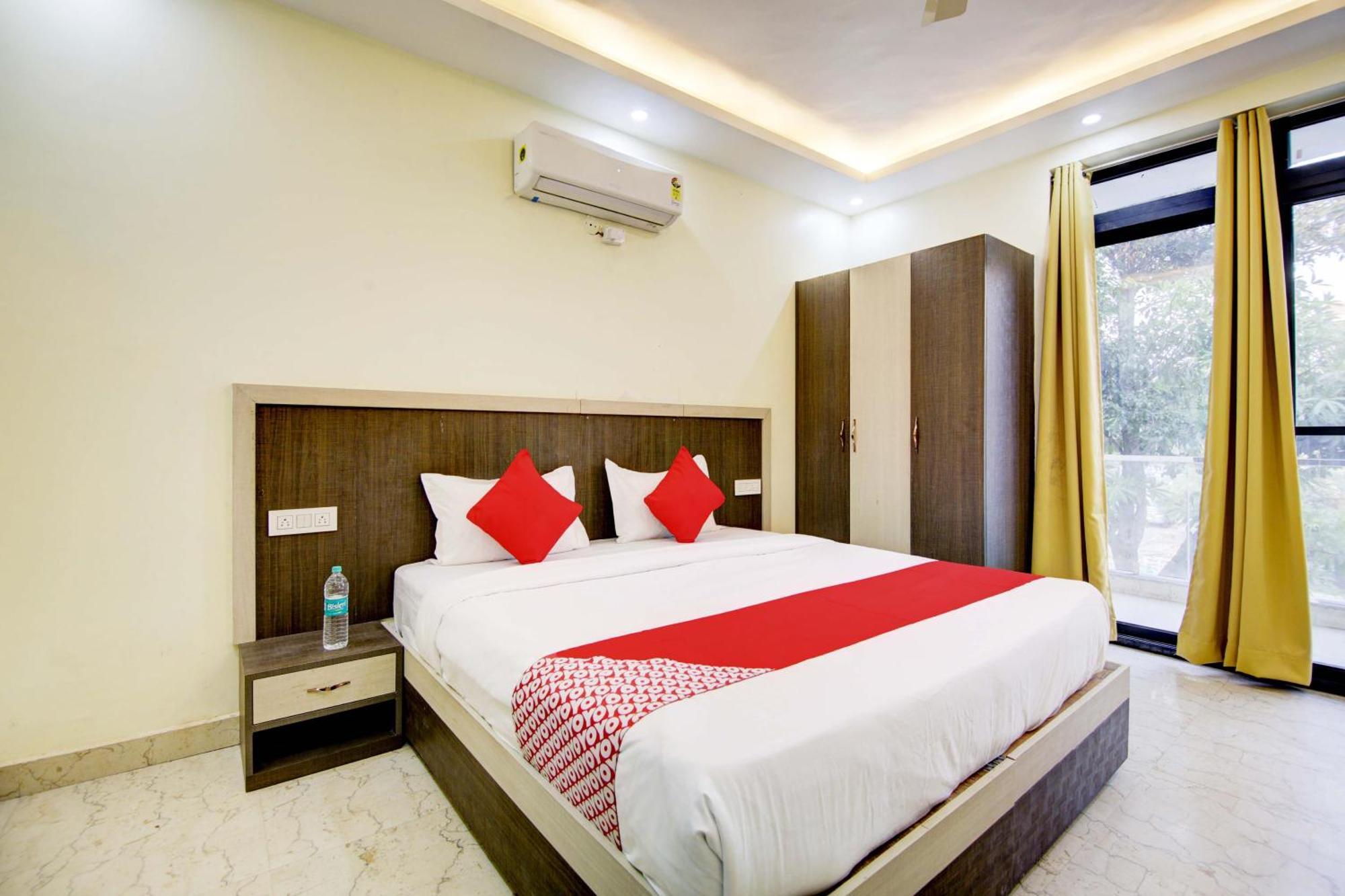 Oyo White House Hotel Noida Exterior photo