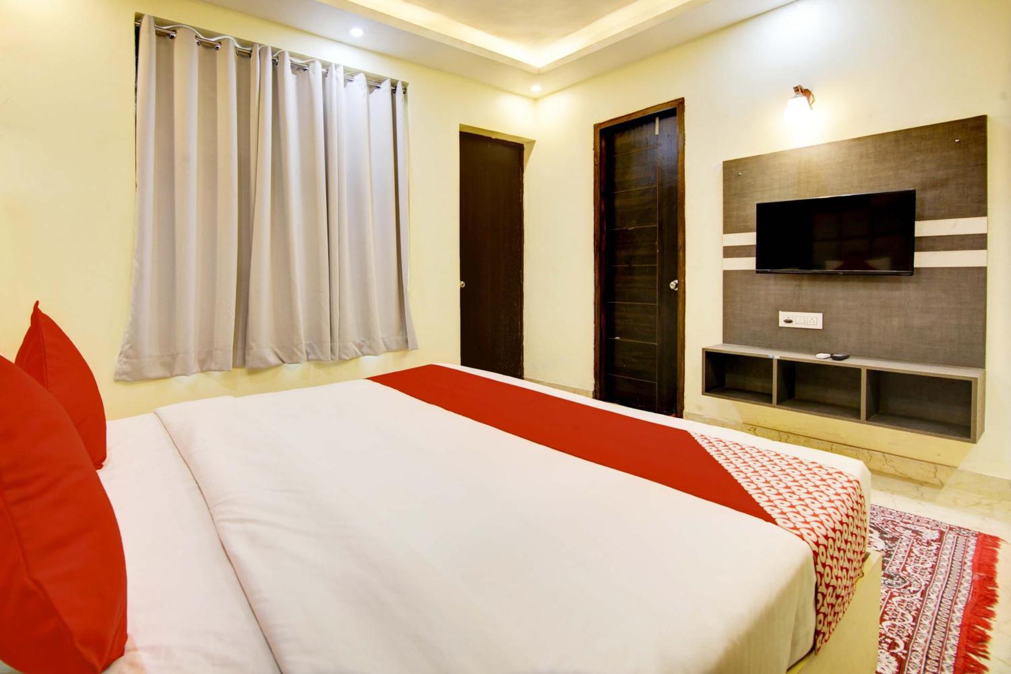 Oyo White House Hotel Noida Exterior photo