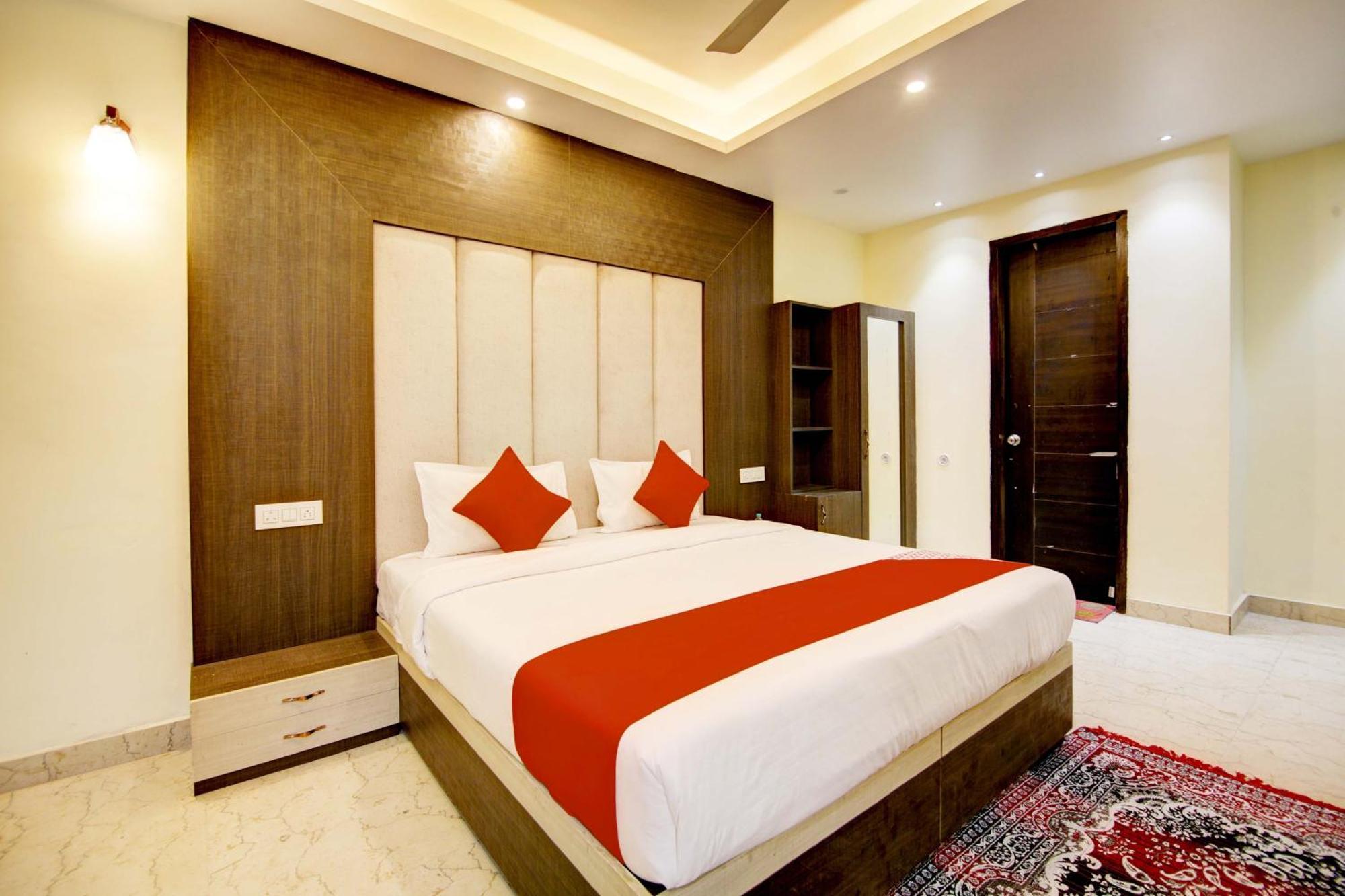 Oyo White House Hotel Noida Exterior photo