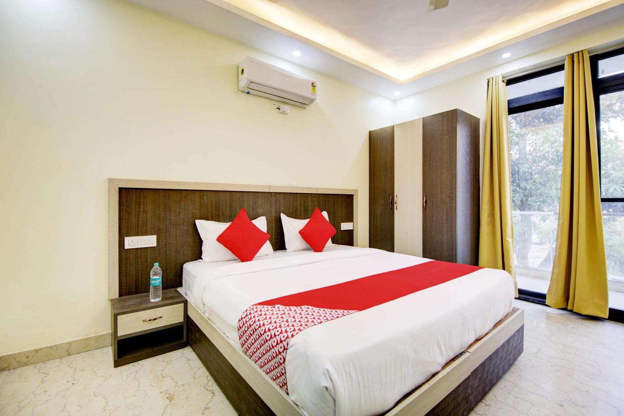 Oyo White House Hotel Noida Exterior photo
